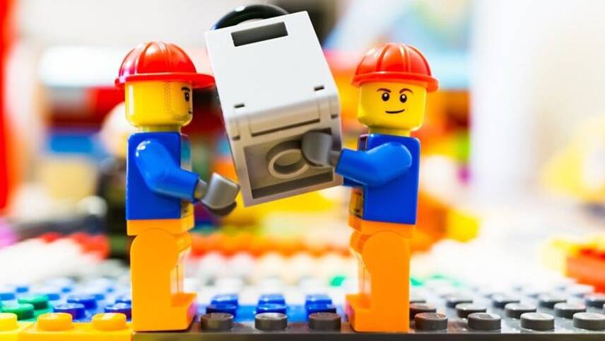 Lego to ditch virgin fossil plastics by 2030