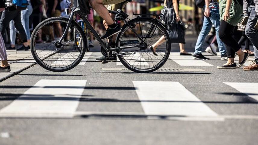 Government urged to prioritise public transport, walking and cycling to reduce emissions