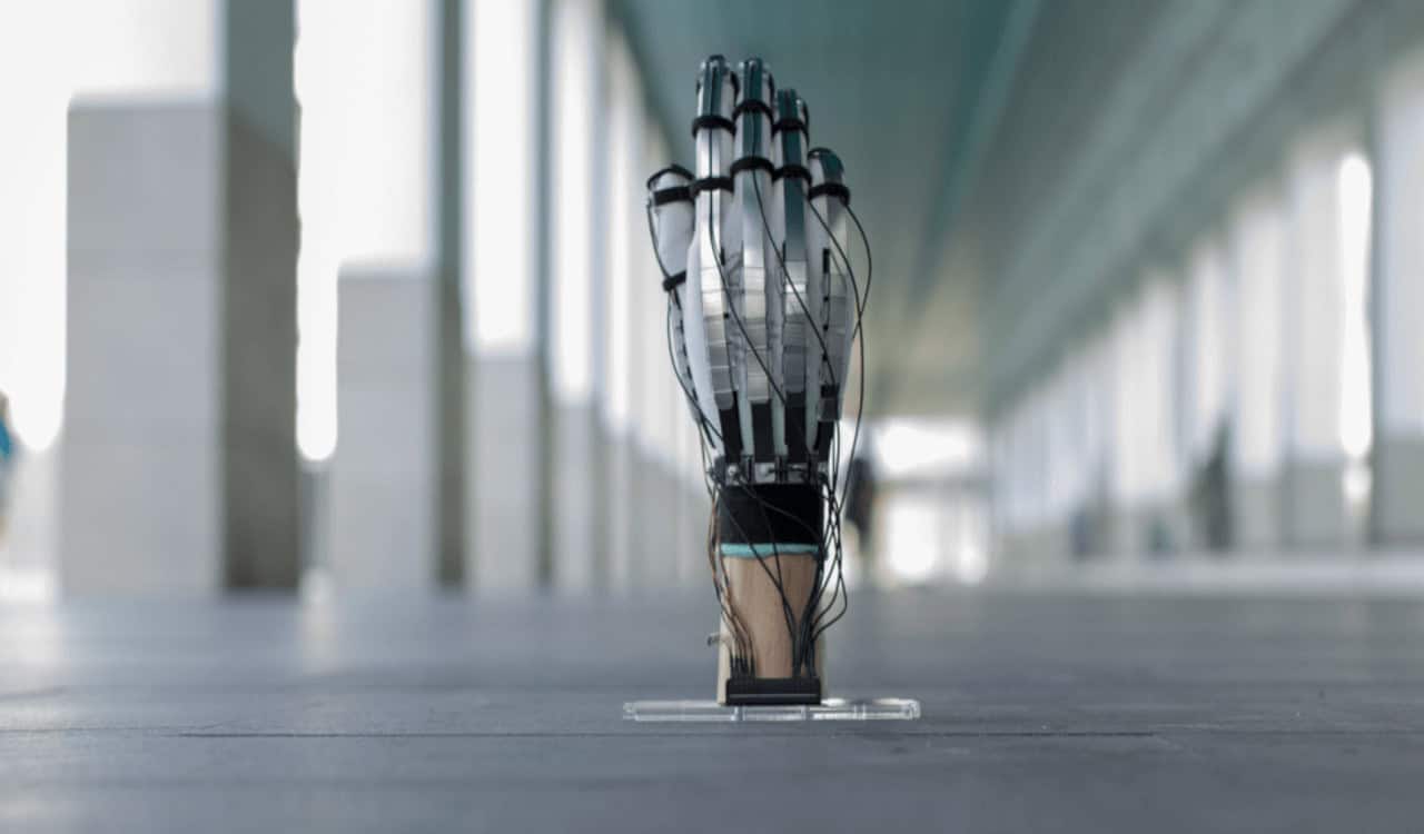 Lightweight haptic feedback gloves let users ‘touch’ VR objects