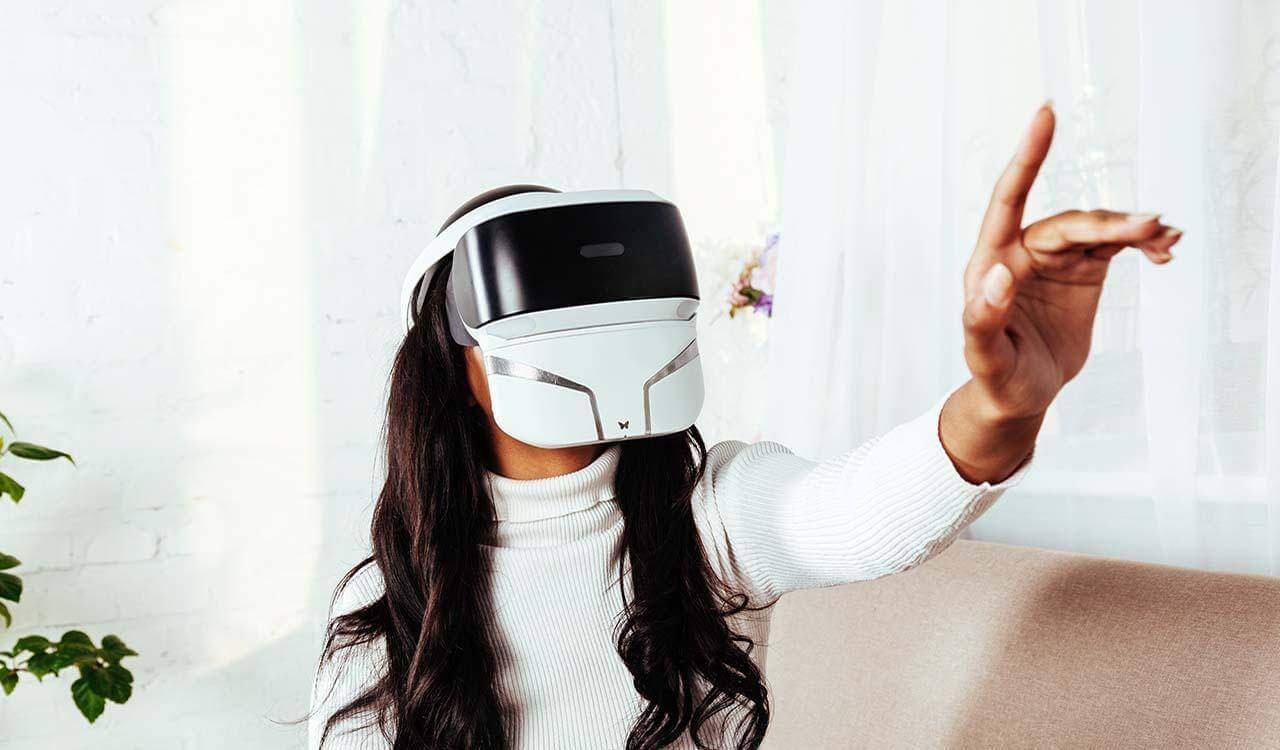 VR headset simulates users’ tactile sensations digitally
