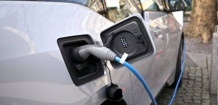 Government cuts grant support for electric vehicles