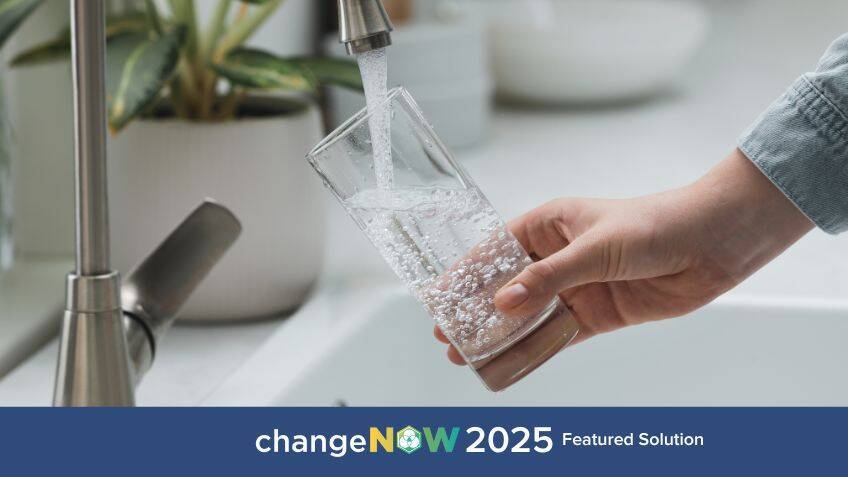 A device disinfects water without electricity